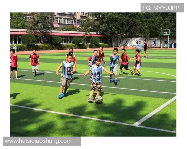 课间足球赛场上的小明星们与梦想的追逐